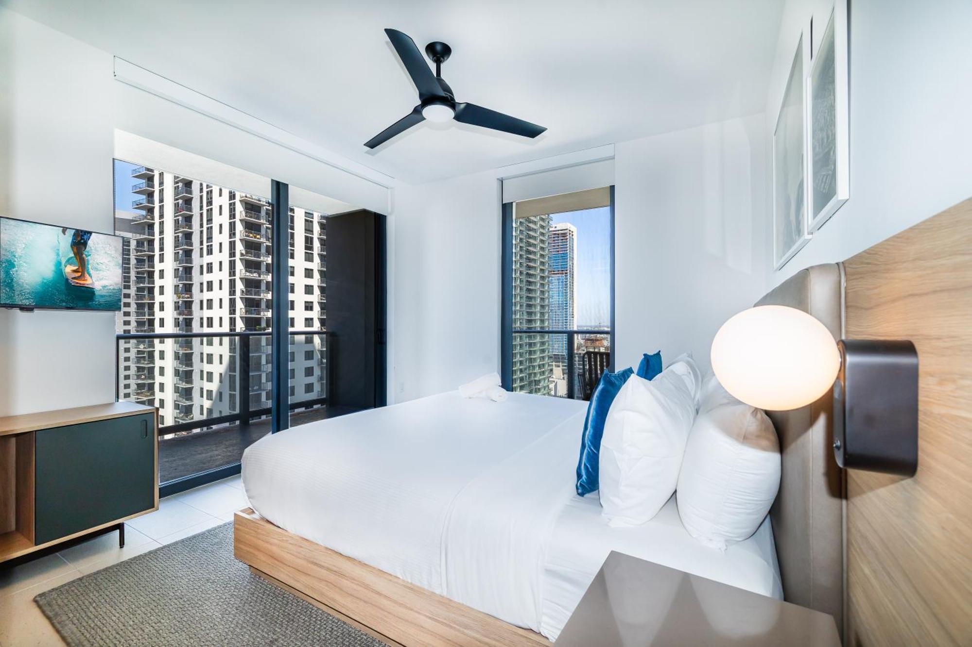 Stunning 2 Bed 2 Bath W Balcony & Incredible Views Apartment