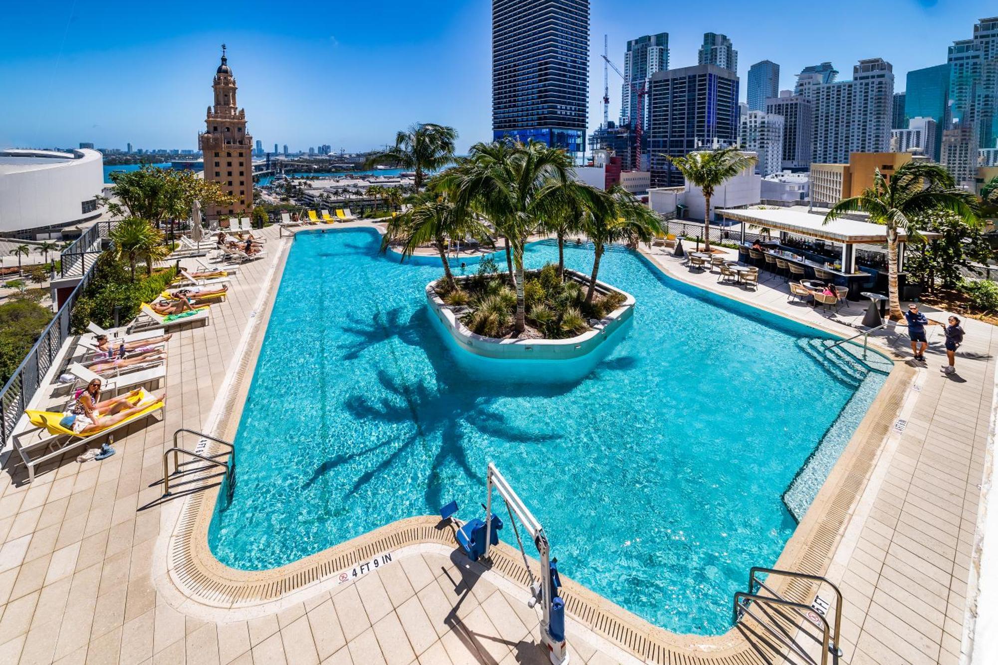 Apartment Stunning 2 Bed 2 Bath W Balcony & Incredible Views *