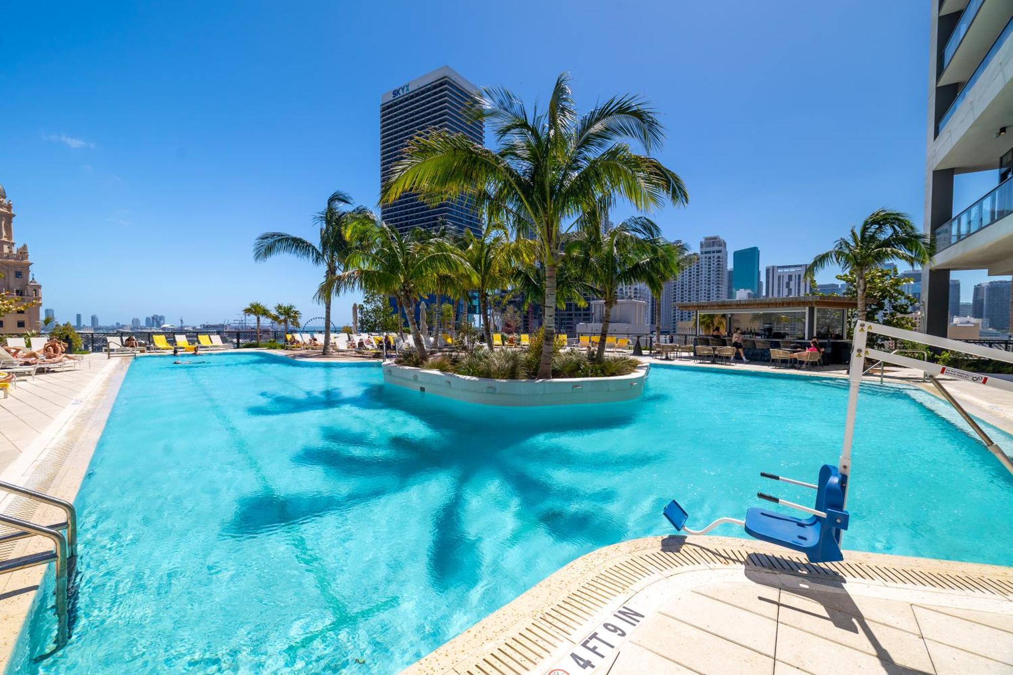 Stunning 2 Bed 2 Bath W Balcony & Incredible Views * Miami