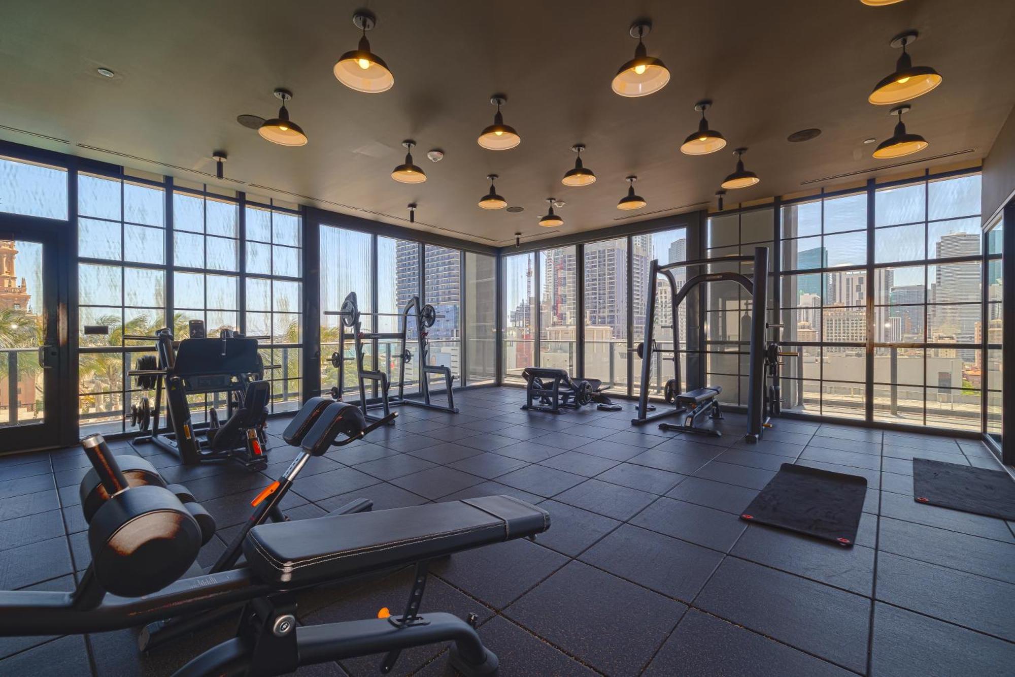 Stunning 2 Bed 2 Bath W Balcony & Incredible Views Apartment *